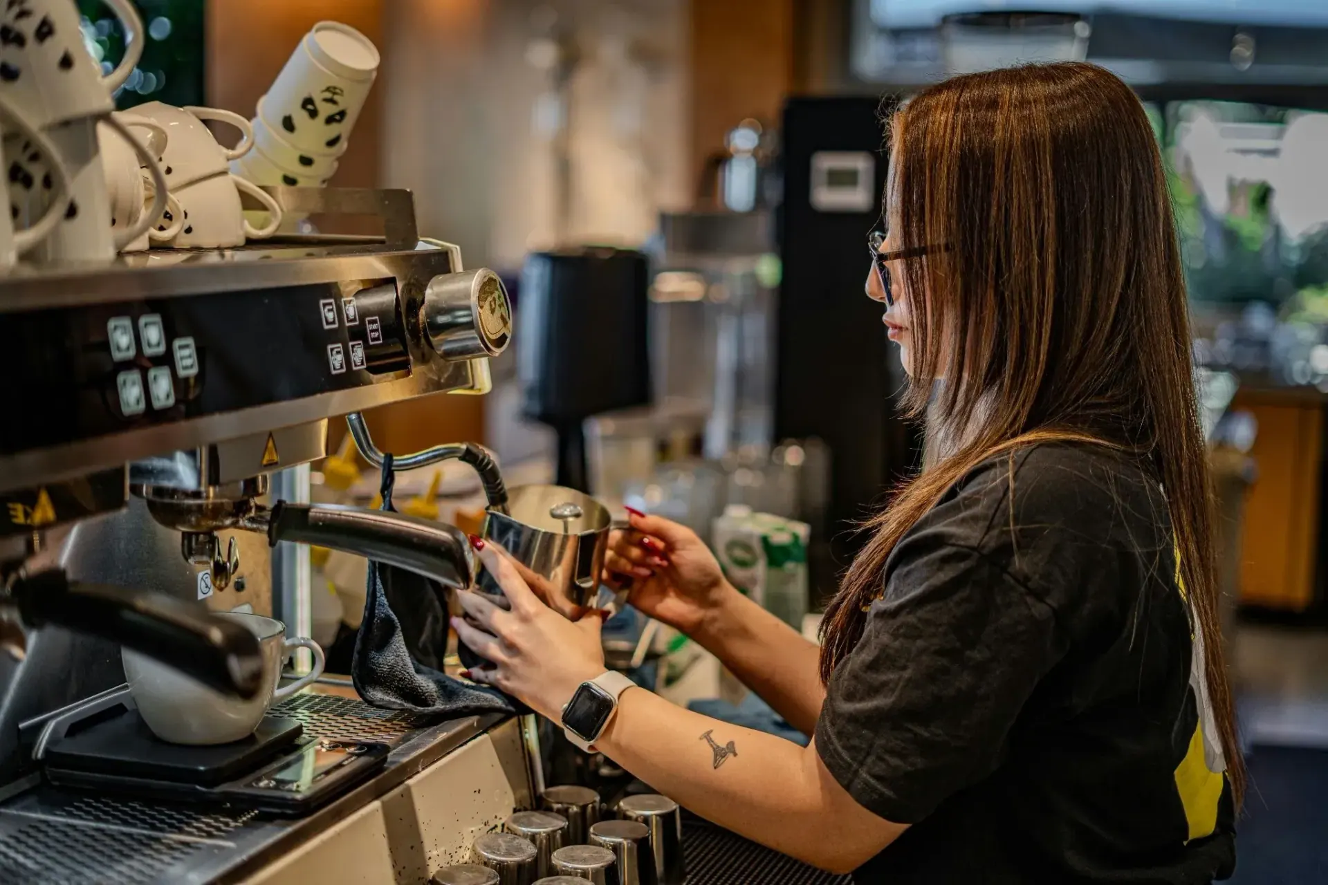 Barista preparando café con una máquina espresso