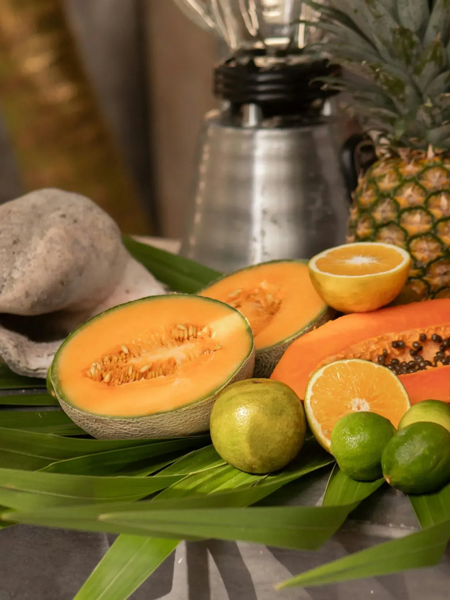 Frutas tropicales: papaya, piña y limones