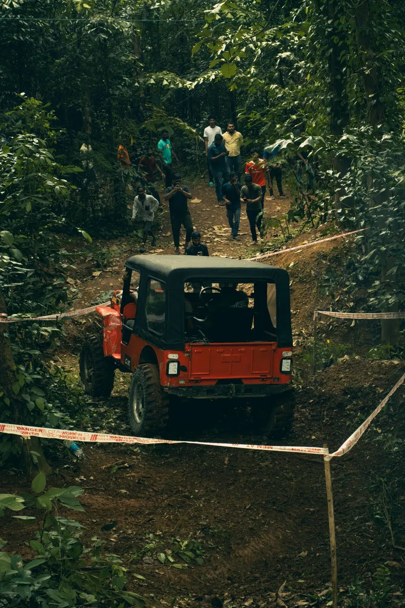 Camioneta 4x4 en un sendero del bosque
