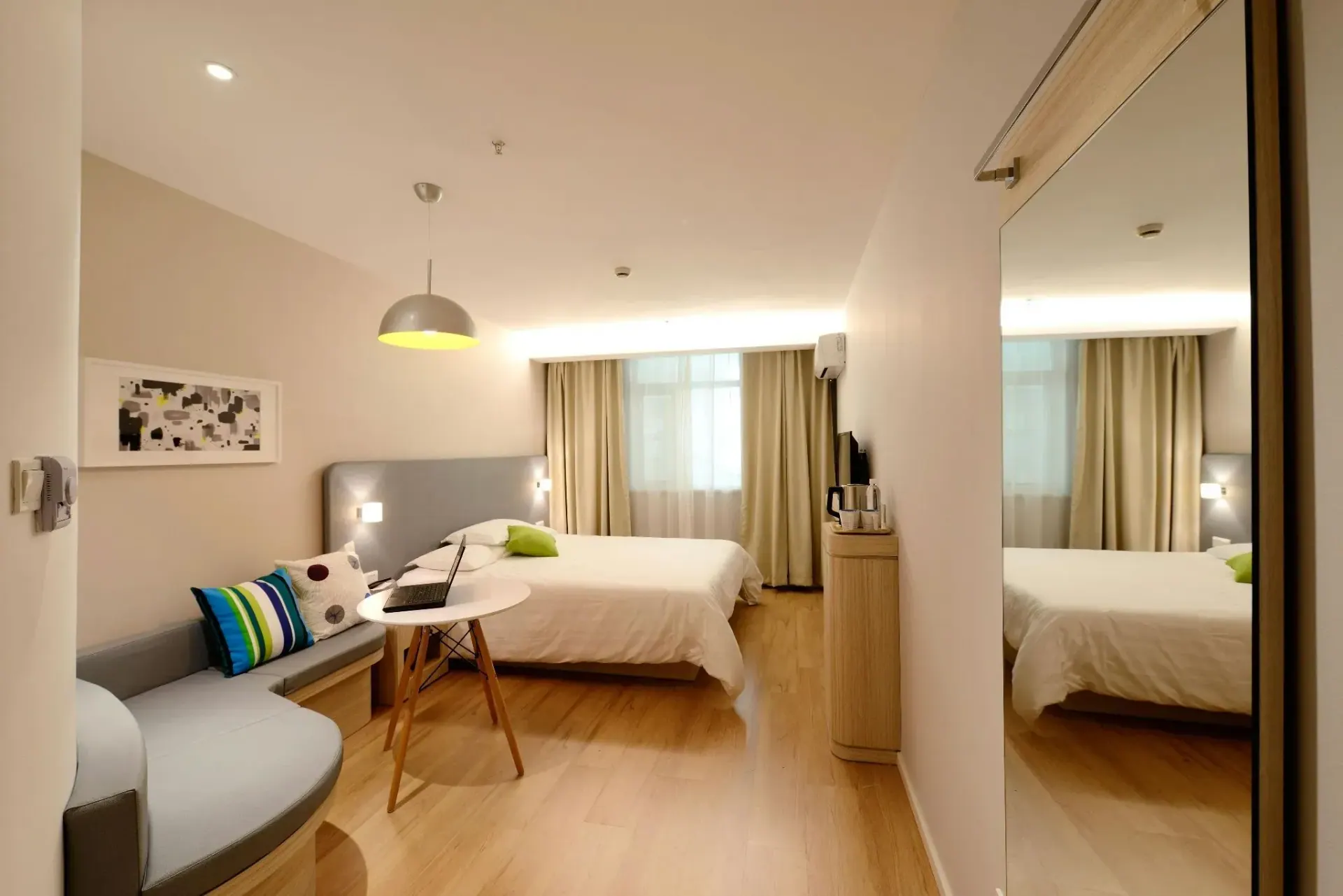 Habitación de hotel luminosa y moderna