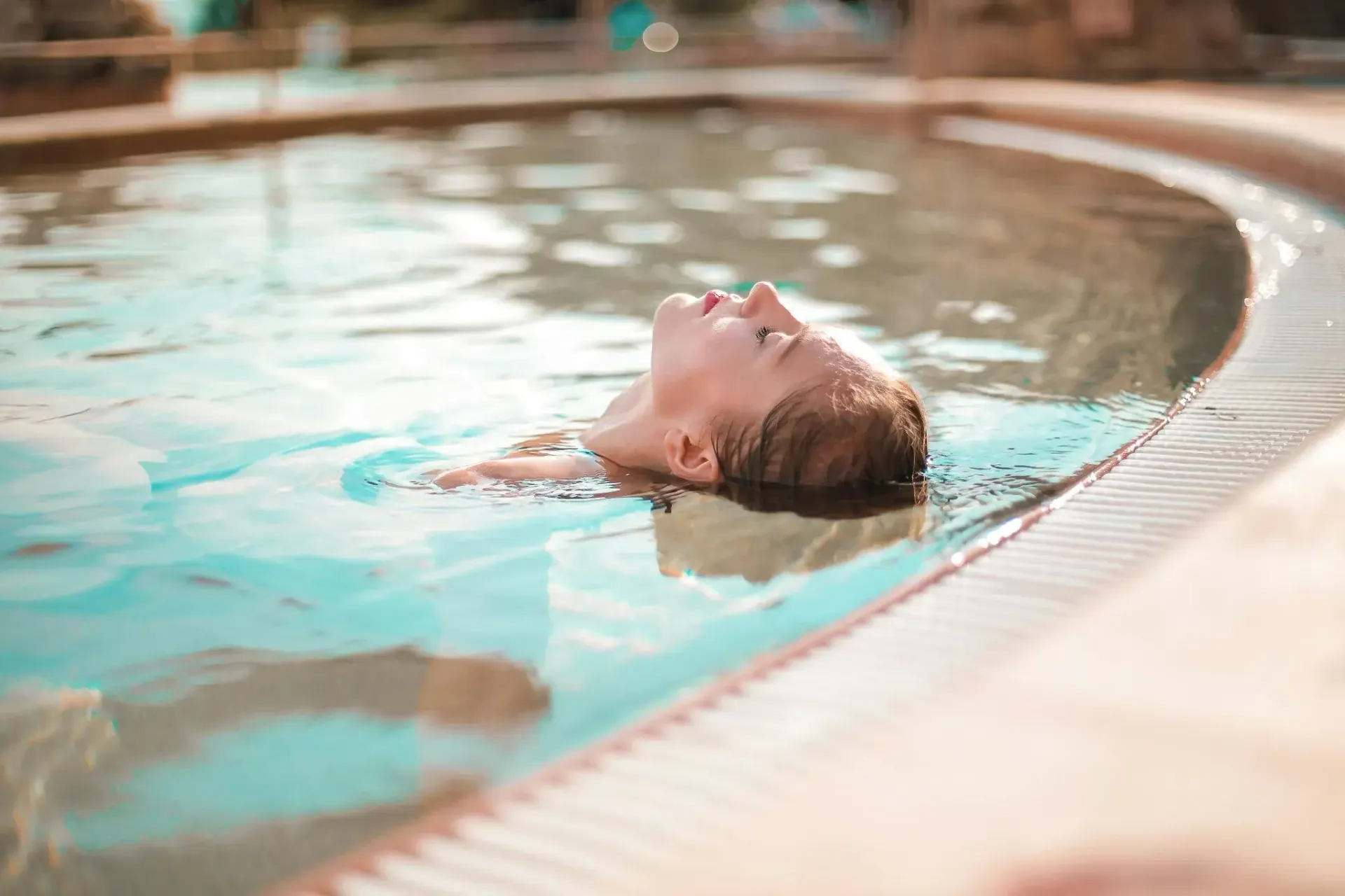 Persona relajándose en una piscina termal