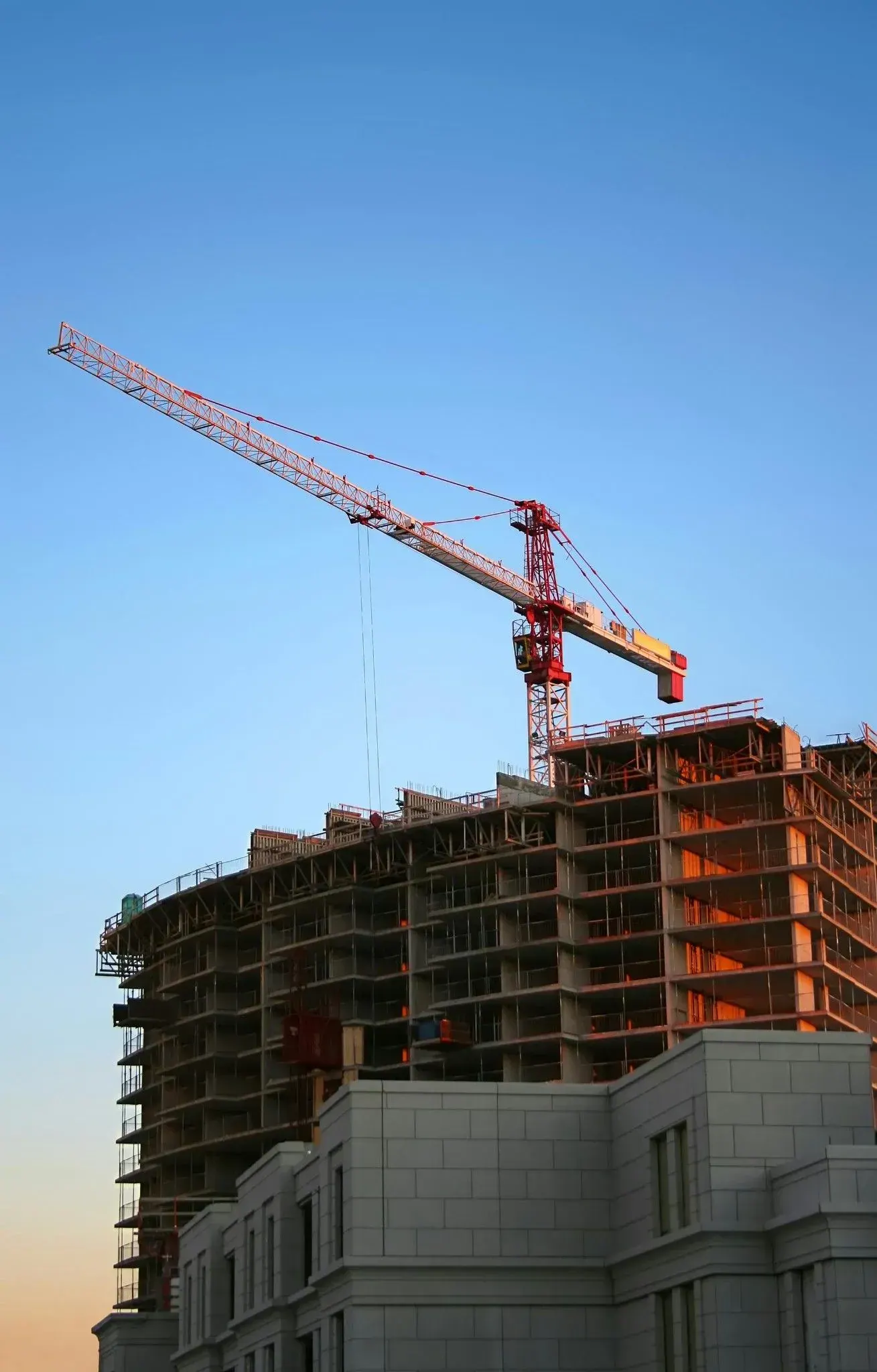 Edificio en construcción con grúa y cielo azul