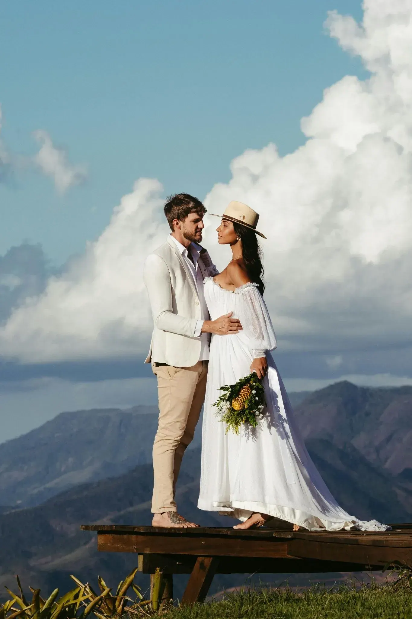 Pareja de novios en un mirador frente a las montañas