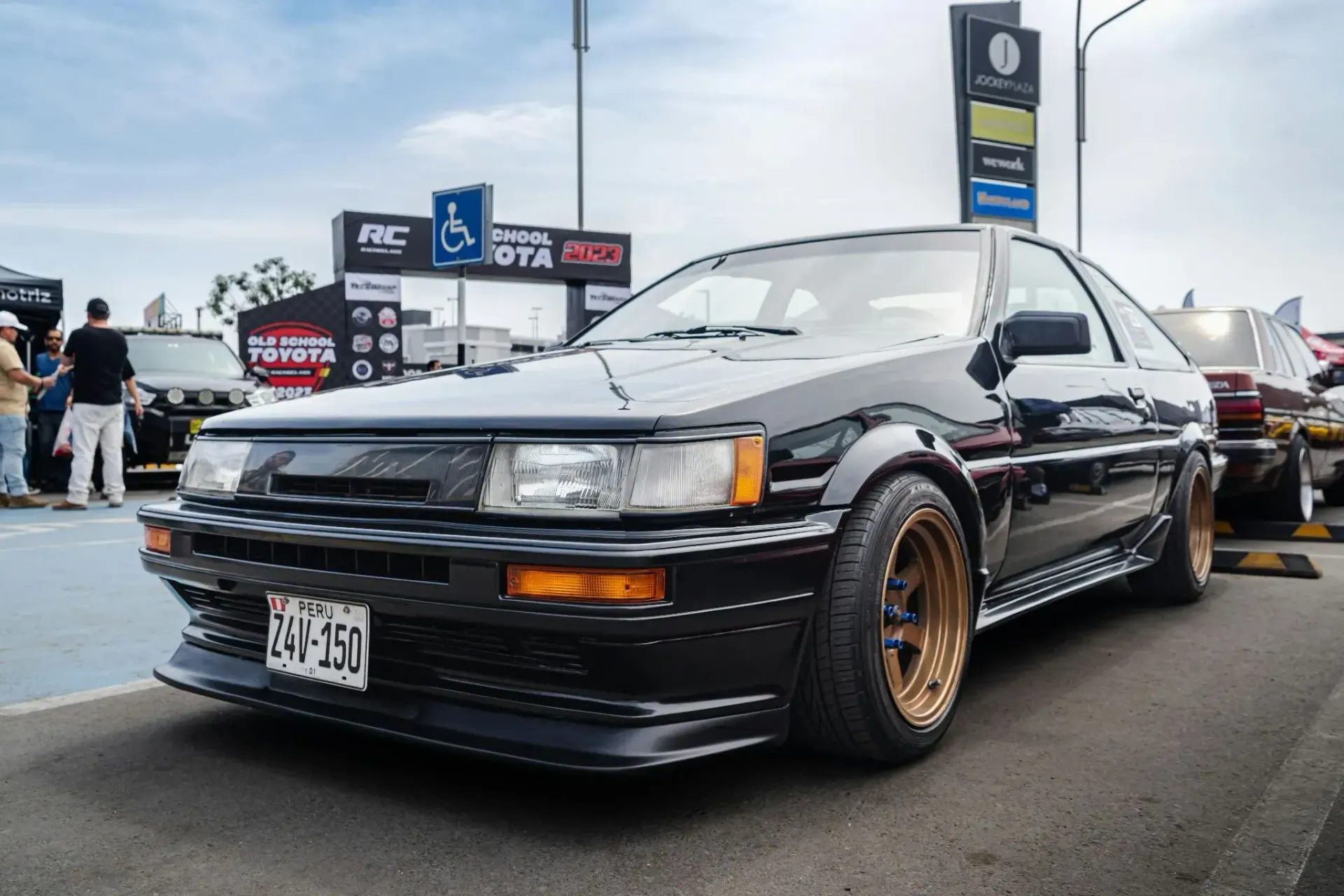 Auto clásico con placa de rodaje en una exhibición vehicular