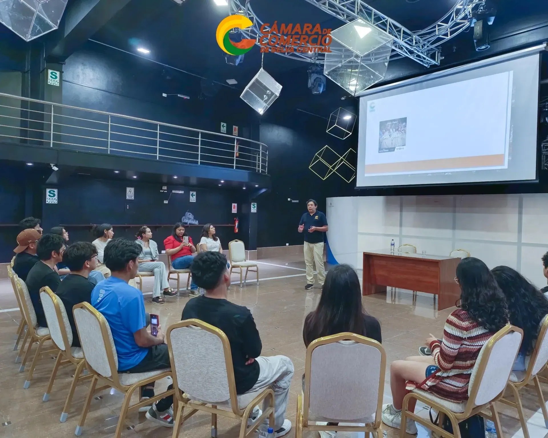 Taller de capacitación para emprendedores en un auditorio