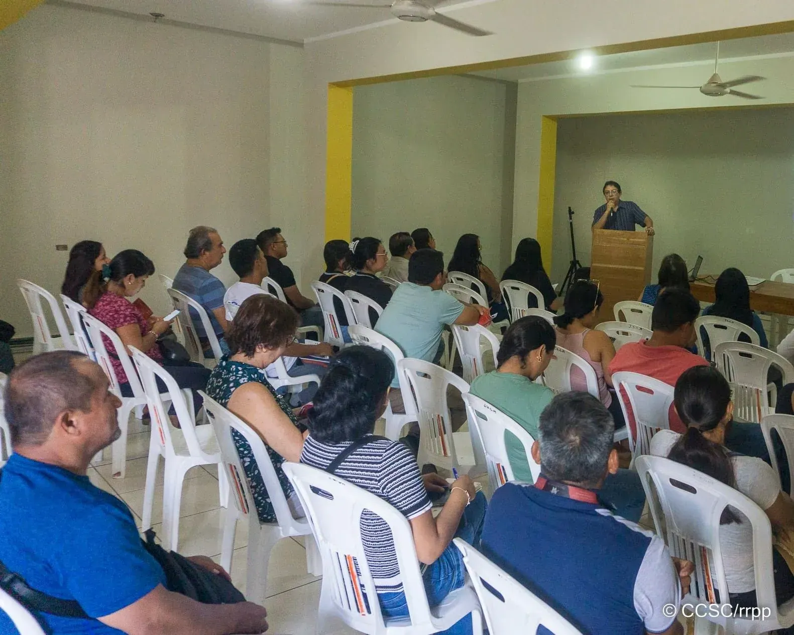 Público asistiendo a una conferencia en el local de la Cámara